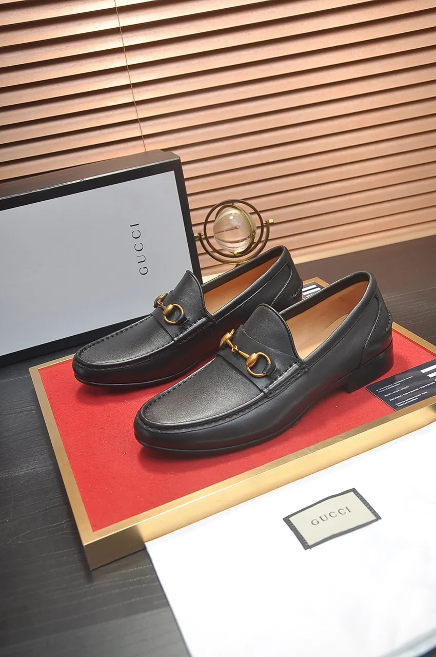 Men's shoes💰500💶Italy's top luxury men's shoe giant (GUCCI) (Gucci) (full cowhide lining) new arrival🍃Original European style🔰 Pleasant to the eye😍In order to make the shoes more durable and non-deformable🌀The production continues to follow traditional methods but there is still no lack of innovation💪Choose original sheepskin for the leather♻️ Smooth and natural And extra bright ⭐Made of imported cowhide, the first choice of rich people 38-45 (45 customized)